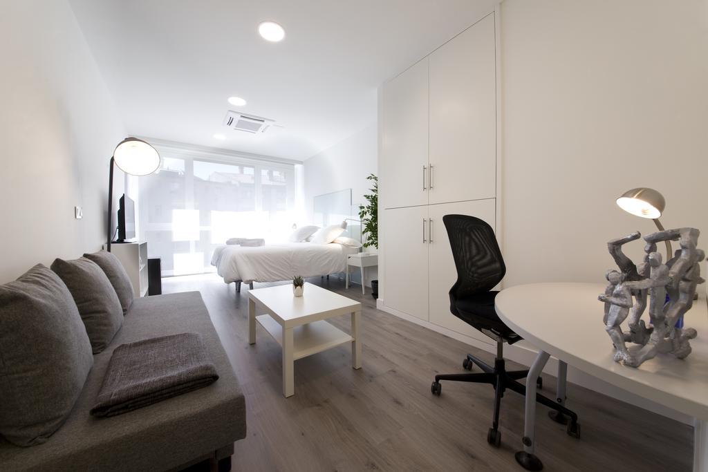 Pension T5 Donostia Suites San Sebastian Room photo
